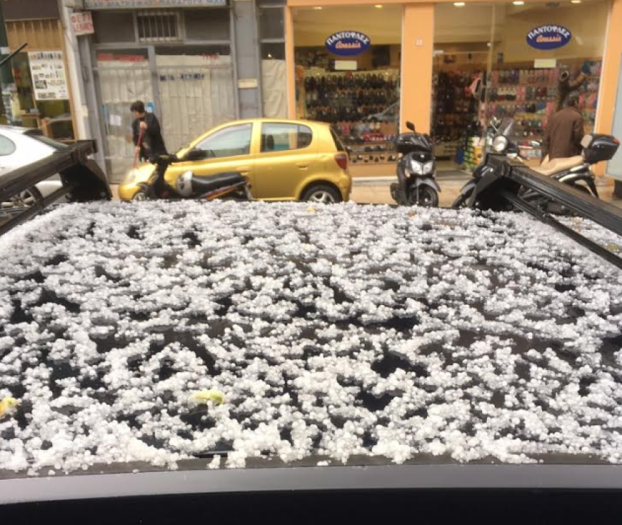Έντονη χαλαζόπτωση στο κέντρο της Αθήνας 