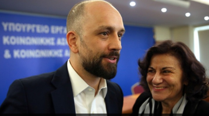 Με αγκαλιές και φιλιά από Αχτσιόγλου - Ηλιόπουλο παρέλαβε το υφυπουργείο Εργασίας ο Μπάρκας 