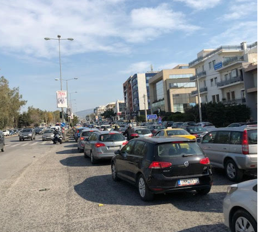 Μποτιλιάρισμα στην άνοδο της Κηφισίας γιατί... βάφουν τις μπάρες στον Παράδεισο Αμαρουσίου 