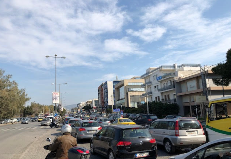 Μποτιλιάρισμα στην άνοδο της Κηφισίας γιατί... βάφουν τις μπάρες στον Παράδεισο Αμαρουσίου 