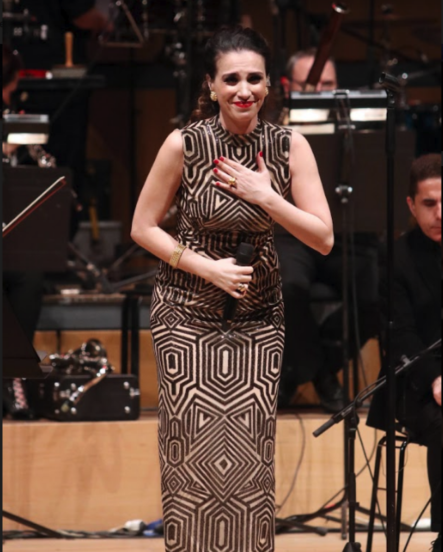 Η Φωτεινή Δάρρα «μάγεψε» στο Μέγαρο Μουσικής: Από την Τζένη Βάνου στην Εντίθ Πιαφ και τα πορτογαλικά fados...