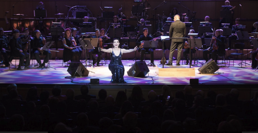 Η Φωτεινή Δάρρα «μάγεψε» στο Μέγαρο Μουσικής: Από την Τζένη Βάνου στην Εντίθ Πιαφ και τα πορτογαλικά fados...