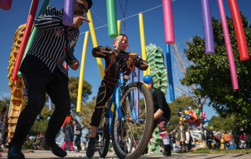 Πάτρα: Ξεχύθηκαν στους δρόμους οι μικροί Καρναβαλιστές 