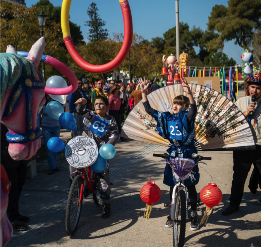 Πάτρα: Ξεχύθηκαν στους δρόμους οι μικροί Καρναβαλιστές 