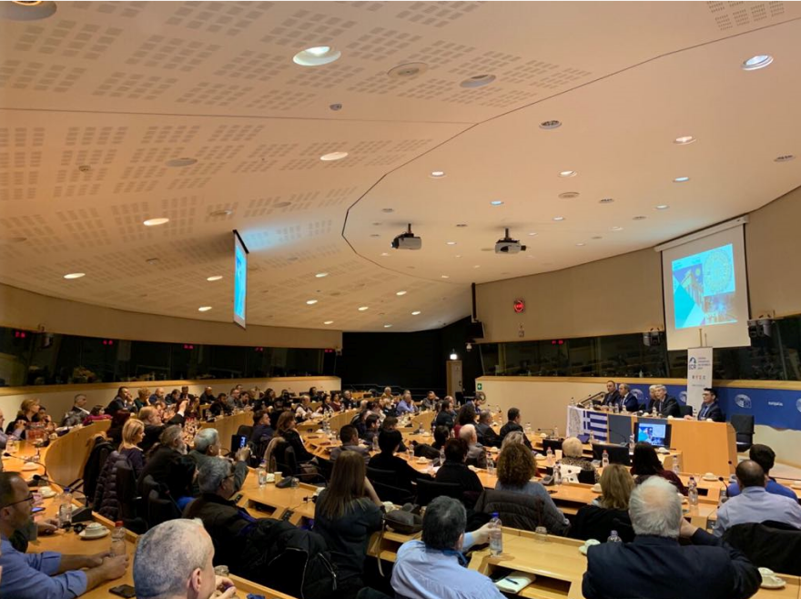 Ύψωσε πανό κατά των Πρεσπών και του Τσίπρα ο Συναδινός στην Ευρωβουλή