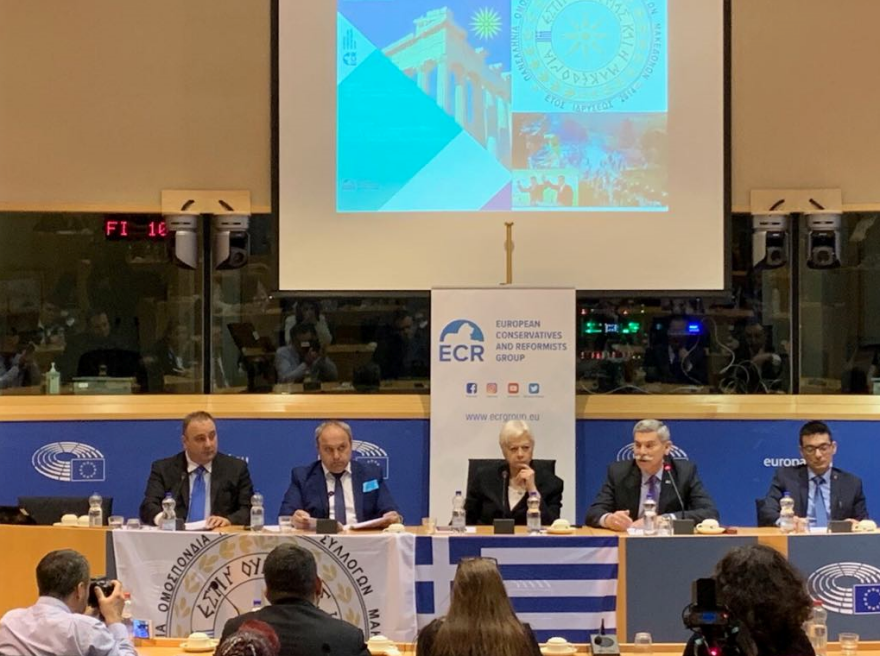 Ύψωσε πανό κατά των Πρεσπών και του Τσίπρα ο Συναδινός στην Ευρωβουλή