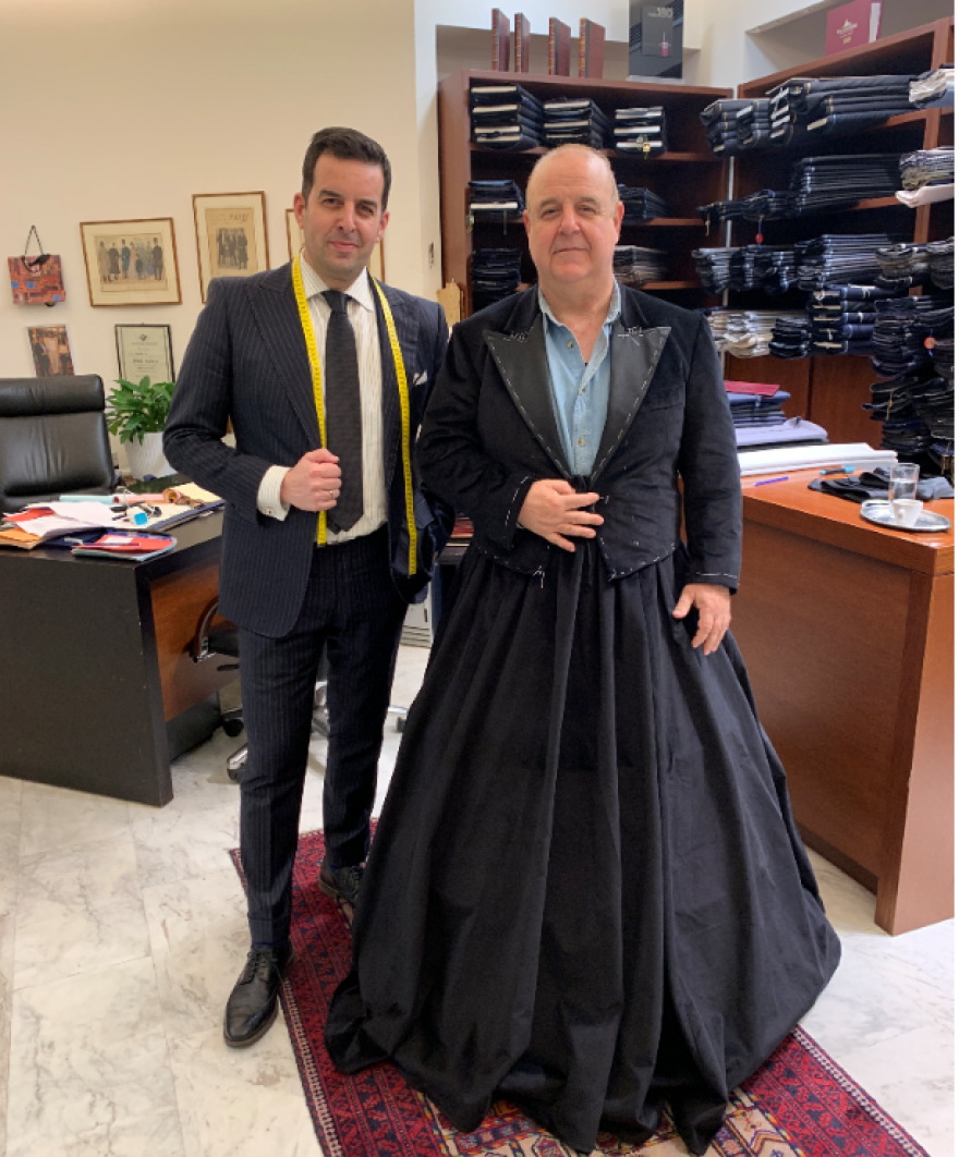 Έτσι φόρεσαν το «κοστούμι-φούστα» οι Λαζόπουλος, Φιλιππίδης, Χαϊκάλης στην πρεμιέρα του Αλ Τσαντίρι Νιουζ 