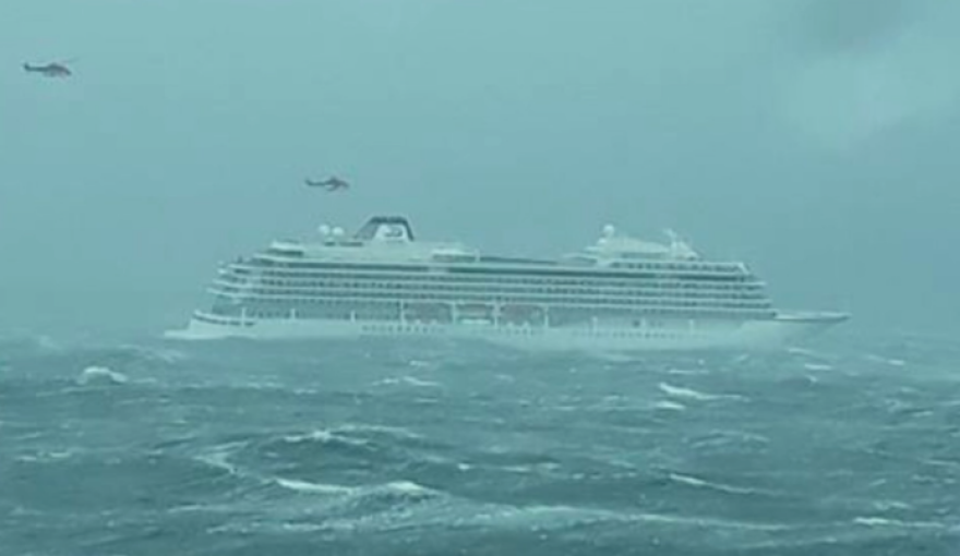 Θρίλερ στη Νορβηγία: Εκκενώνουν με ελικόπτερα ακυβέρνητο κρουαζιερόπλοιο με 1.300 άτομα