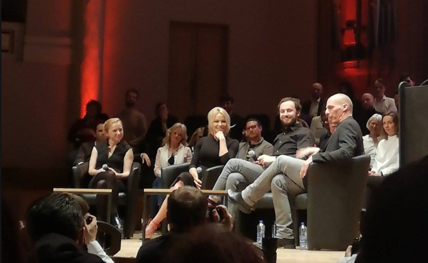 Με Πάμελα Άντερσον, Μπενουά Αμόν και Σλαβόι Ζίζεκ η πρεμιέρα του Βαρουφάκη για τις ευρωεκλογές 