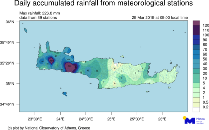 Η κακοκαιρία «σφυροκοπά» την Κρήτη: Κλειστοί δρόμοι λόγω κατολισθήσεων, δεμένα τα πλοία στα λιμάνια