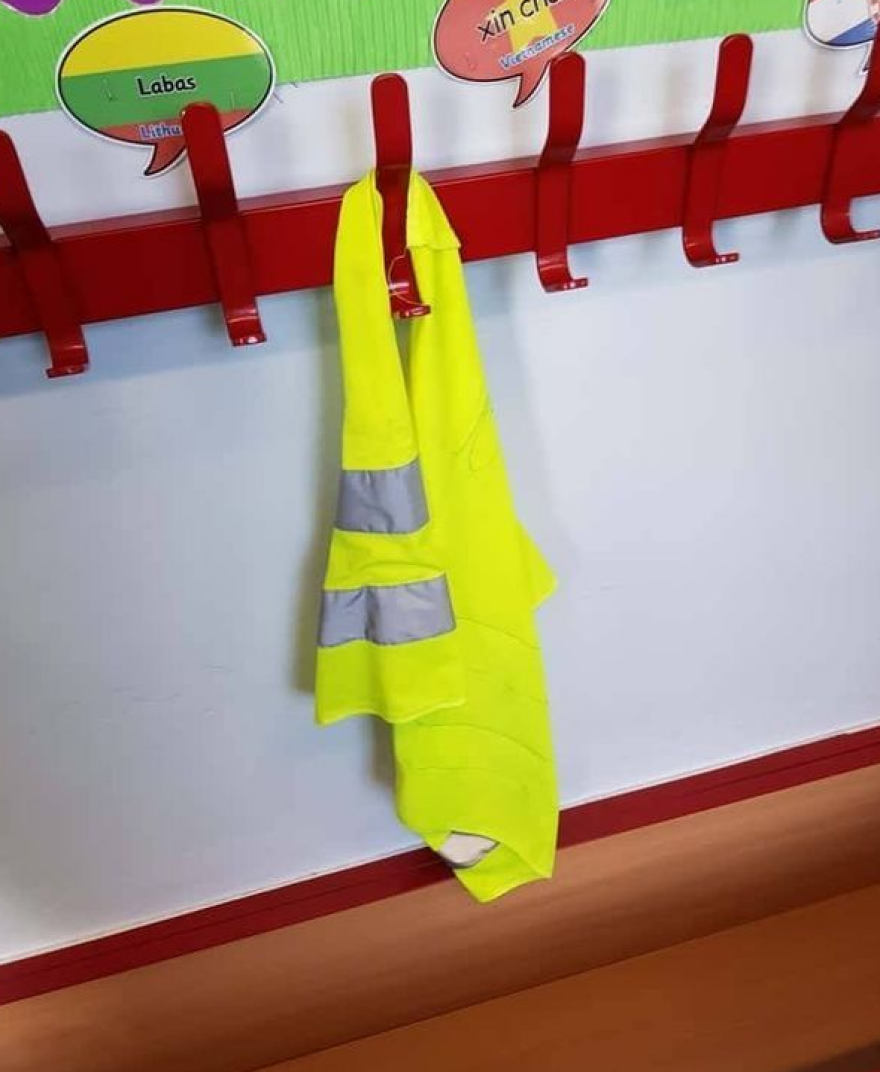 Αδιανόητο: Ανάγκασαν μαθητή με αυτισμό να φοράει γιλέκο για να τον ξεχωρίζουν στο προαύλιο