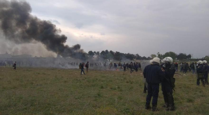 Νέα επεισόδια στα Διαβατά: Συγκρούσεις ανάμεσα σε πρόσφυγες και ΜΑΤ - Δείτε βίντεο 