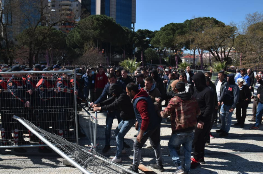 Χάος στα Τίρανα: Συγκρούσεις διαδηλωτών με την αστυνομία - Ζητούν την παραίτηση Ράμα