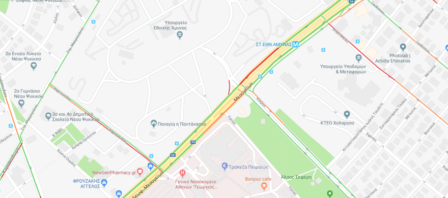 Κίνηση τώρα: Καραμπόλα τριών οχημάτων στην κάθοδο της Μεσογείων 