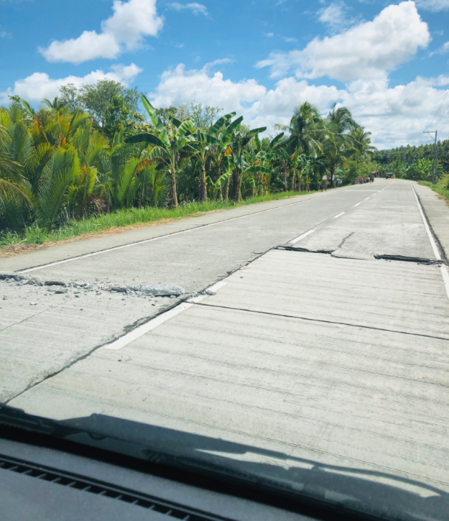Νέος σεισμός 6,4 Ρίχτερ στις Φιλιππίνες: Άνοιξαν στα δύο οι δρόμοι - Δείτε βίντεο και φωτογραφίες  