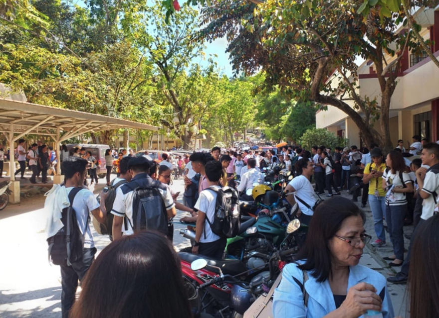 Νέος σεισμός 6,4 Ρίχτερ στις Φιλιππίνες: Άνοιξαν στα δύο οι δρόμοι - Δείτε βίντεο και φωτογραφίες  