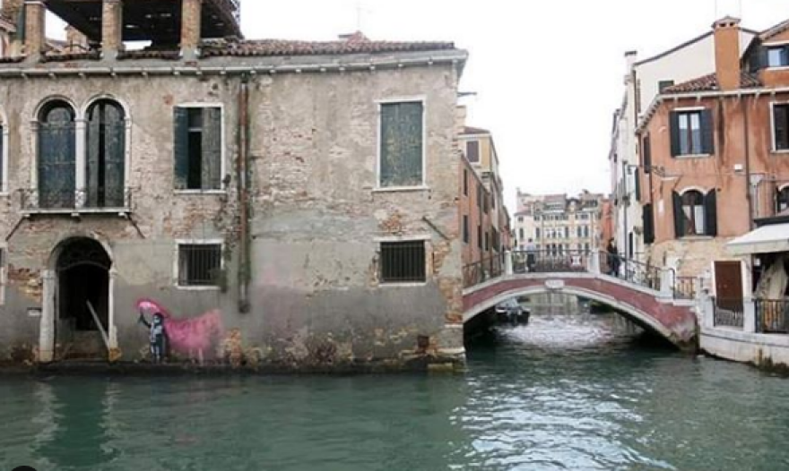 Το παιδί του ναυαγίου είναι το νέο σκίτσο του Banksy στη Βενετία;