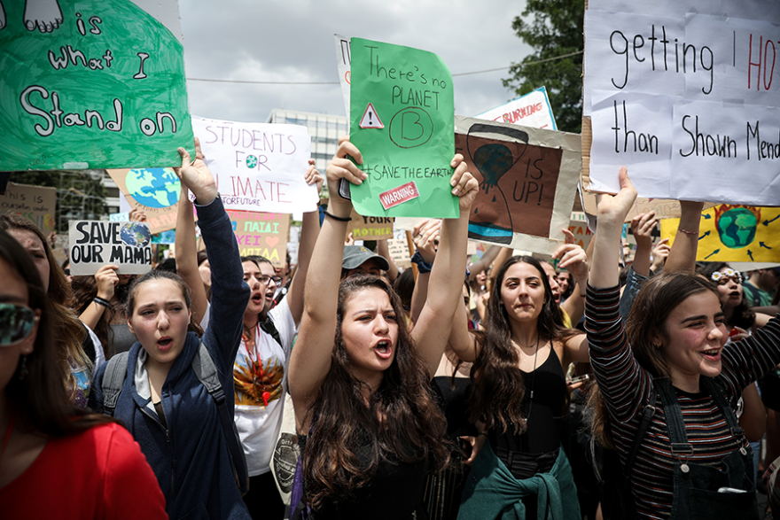 Μαθητική πορεία για την κλιματική αλλαγή στο κέντρο της Αθήνας 