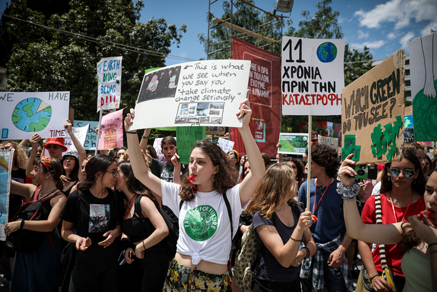 Μαθητική πορεία για την κλιματική αλλαγή στο κέντρο της Αθήνας 