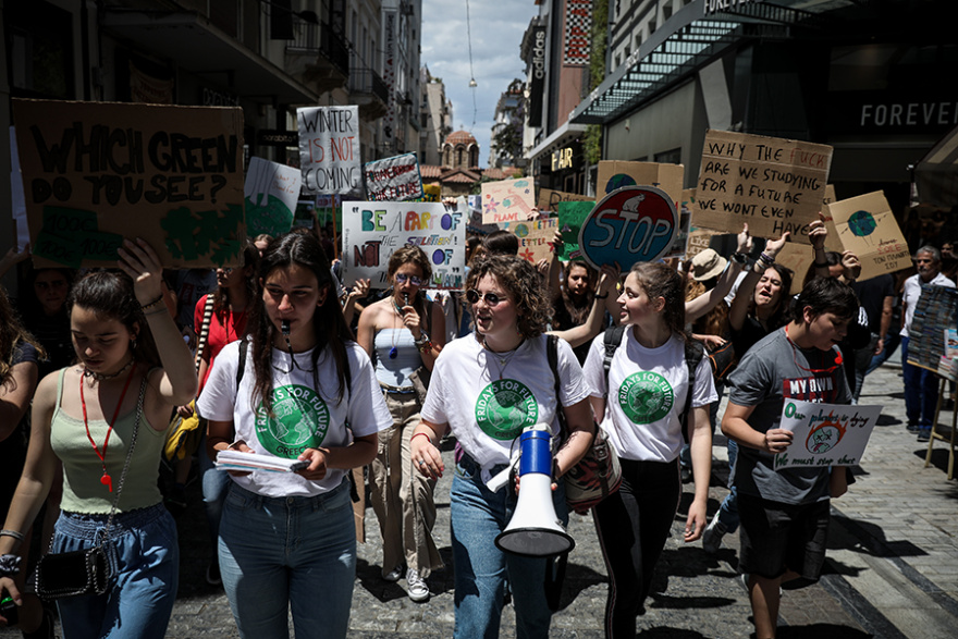 Μαθητική πορεία για την κλιματική αλλαγή στο κέντρο της Αθήνας 