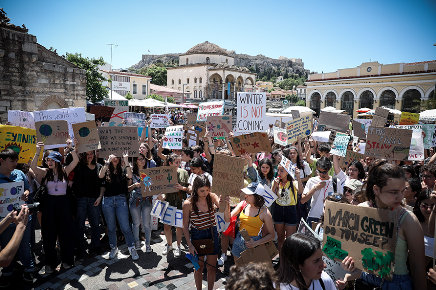 Μαθητική πορεία για την κλιματική αλλαγή στο κέντρο της Αθήνας 