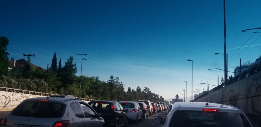 Κίνηση: Δείτε στον χάρτη της Google πού έχει μποτιλιάρισμα - Χάος στους δρόμους