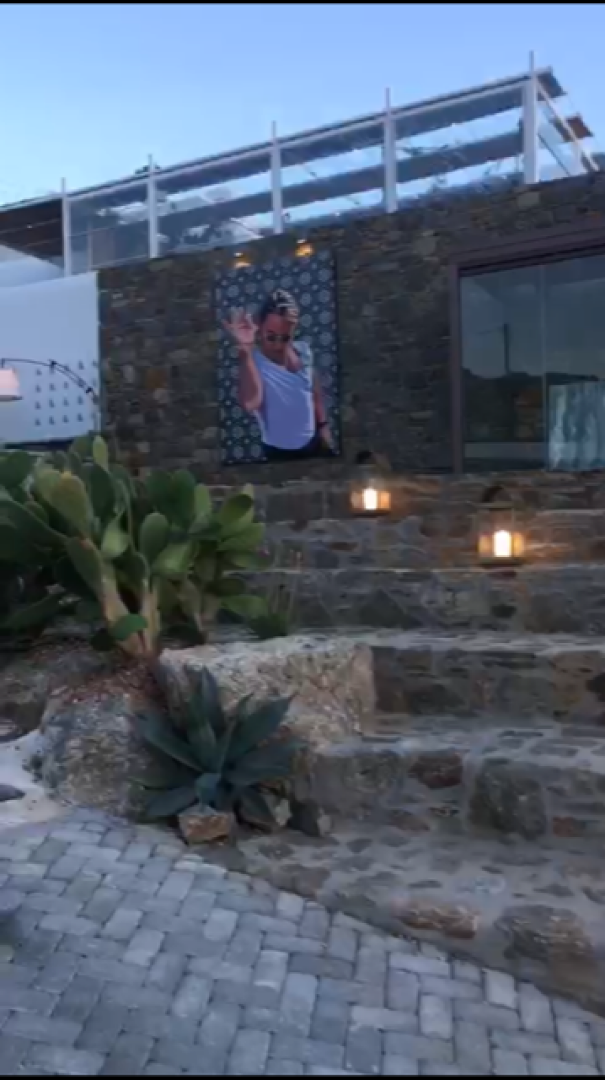 Οι χρυσές μπριζόλες του Salt Bae έφτασαν στη Μύκονο 