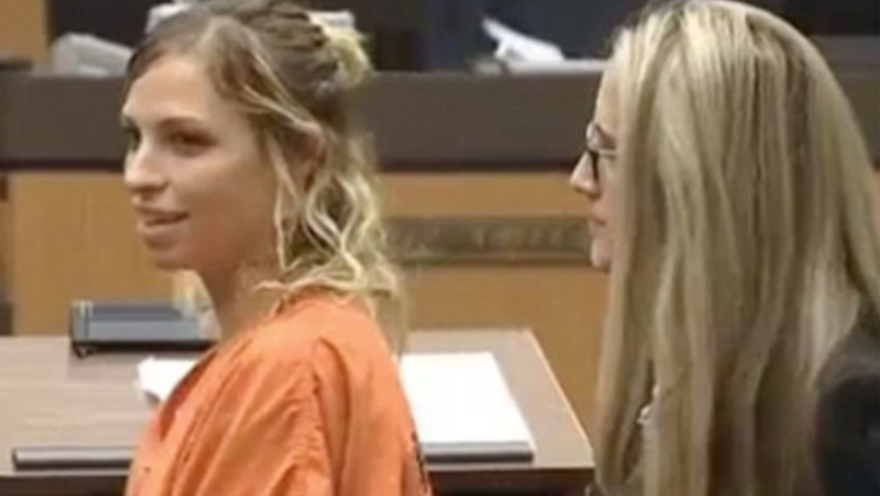 Δασκάλα έστελνε πρόστυχα μηνύματα σε 13χρονο μαθητή: «Σε θέλω χωρίς όρια»