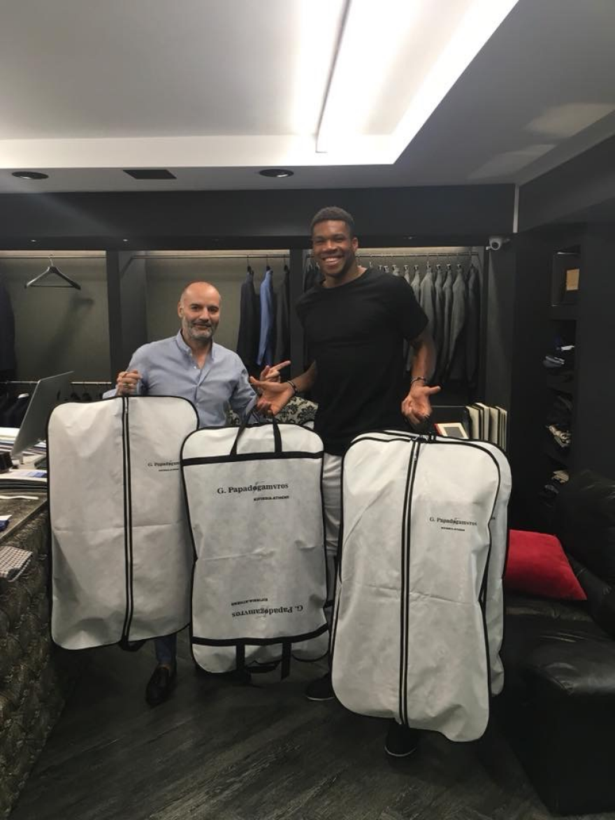 O μόδιστρος που έραψε τον «Παρθενώνα» στο σακάκι του Αντετοκούνμπο