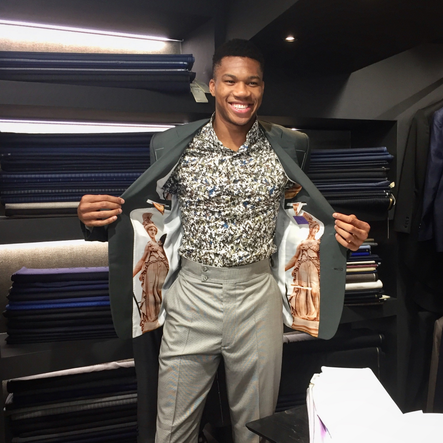 O μόδιστρος που έραψε τον «Παρθενώνα» στο σακάκι του Αντετοκούνμπο