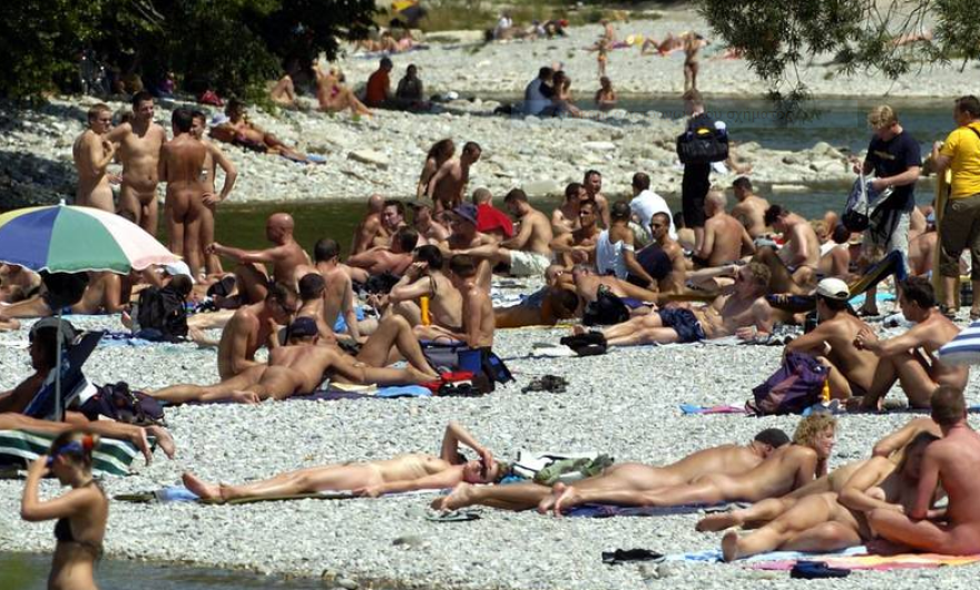 Μόναχο: Σάλος με Γερμανίδες που κάνουν τόπλες... λόγω καύσωνα