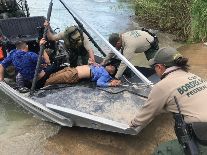 Τραγικό! Ο Λευκός Οίκος «απαντά» στη φωτογραφία-σοκ με διάσωση 13χρονου