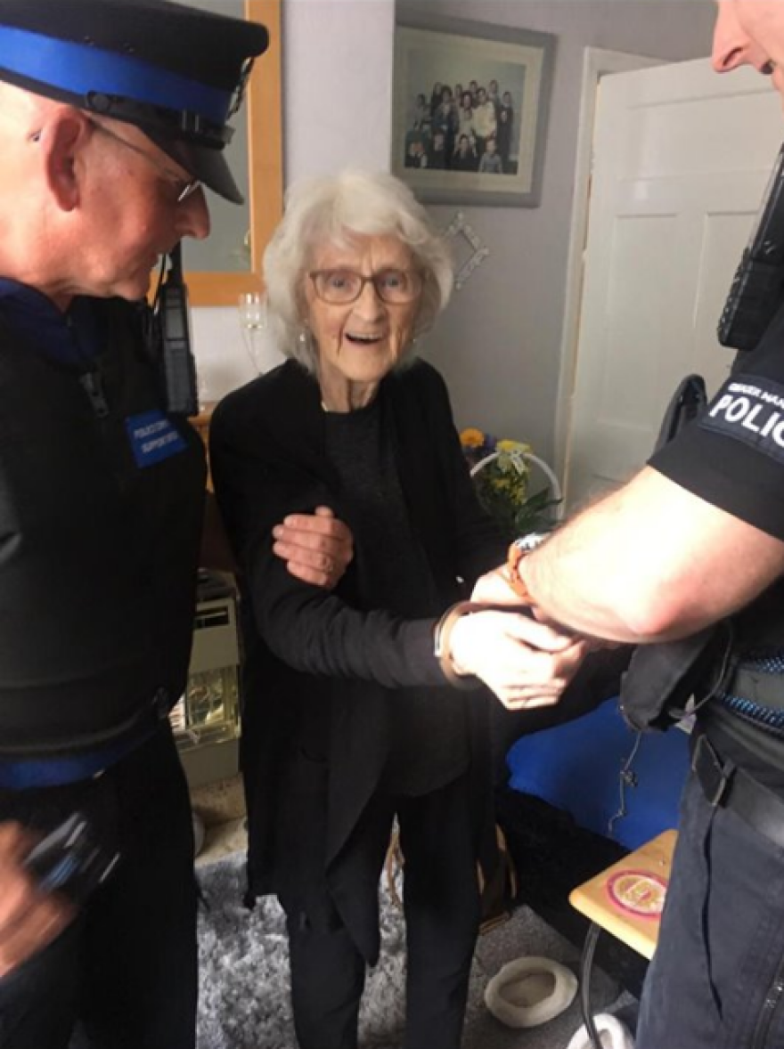 92χρονη ζήτησε να συλληφθεί για να ζήσει την εμπειρία να είναι... άτακτη