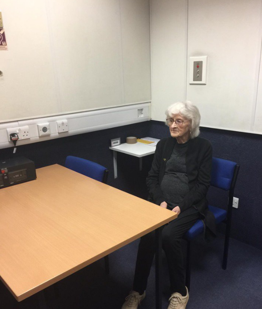 92χρονη ζήτησε να συλληφθεί για να ζήσει την εμπειρία να είναι... άτακτη