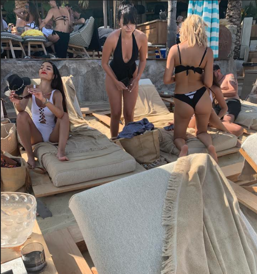 Μύκονος: Ο παπαγάλος των 30.000 ευρώ και άλλες ιστορίες τρέλας