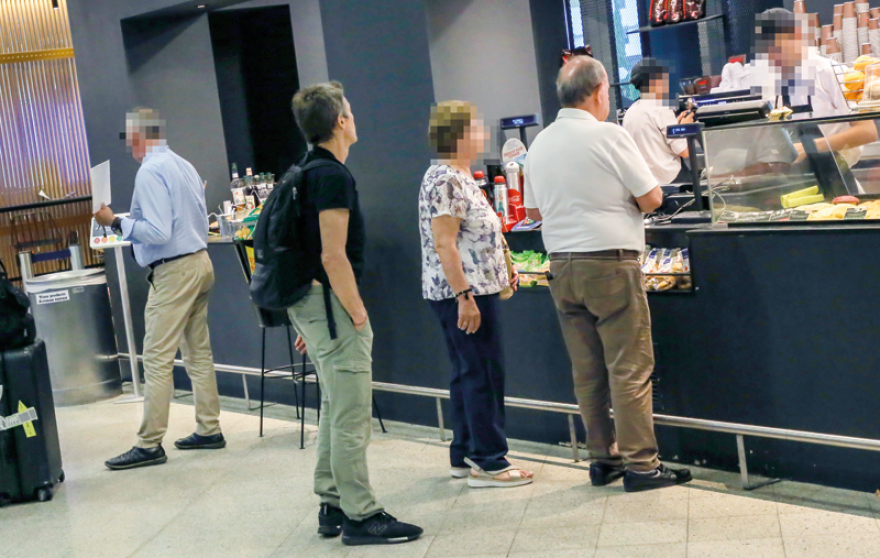 Γουίλεμ Νταφόε: Στη Μεσσηνία με τη σύζυγό του