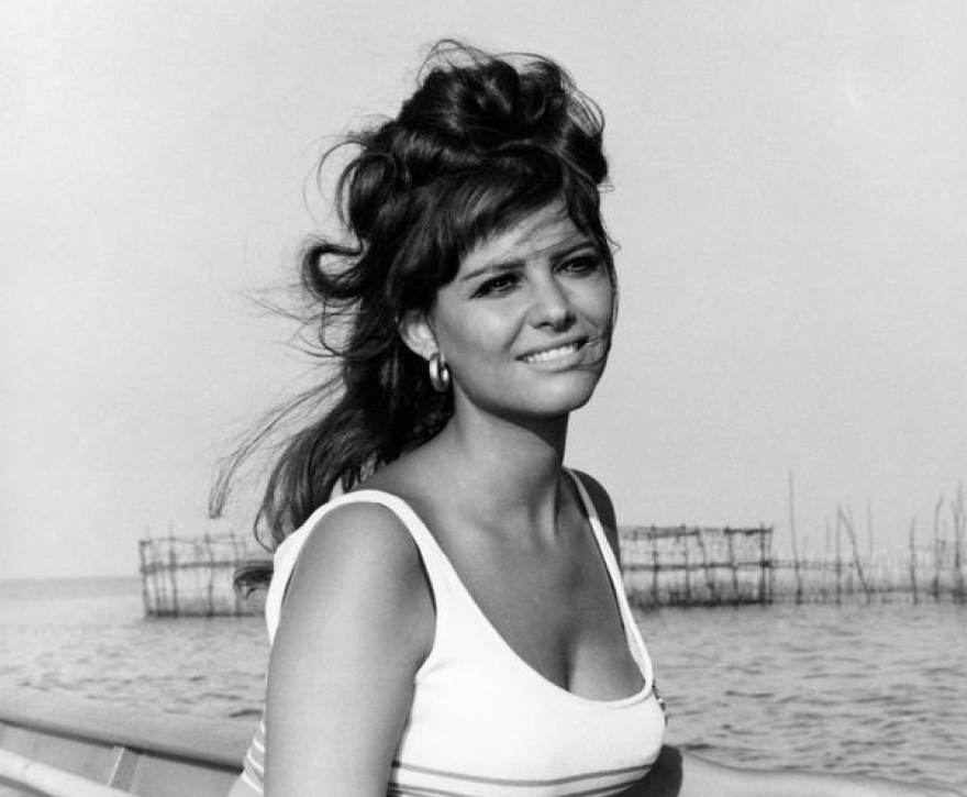 Στο «σφυρί» η θρυλική γκαρνταρόμπα της Κλαούντια Καρντινάλε 