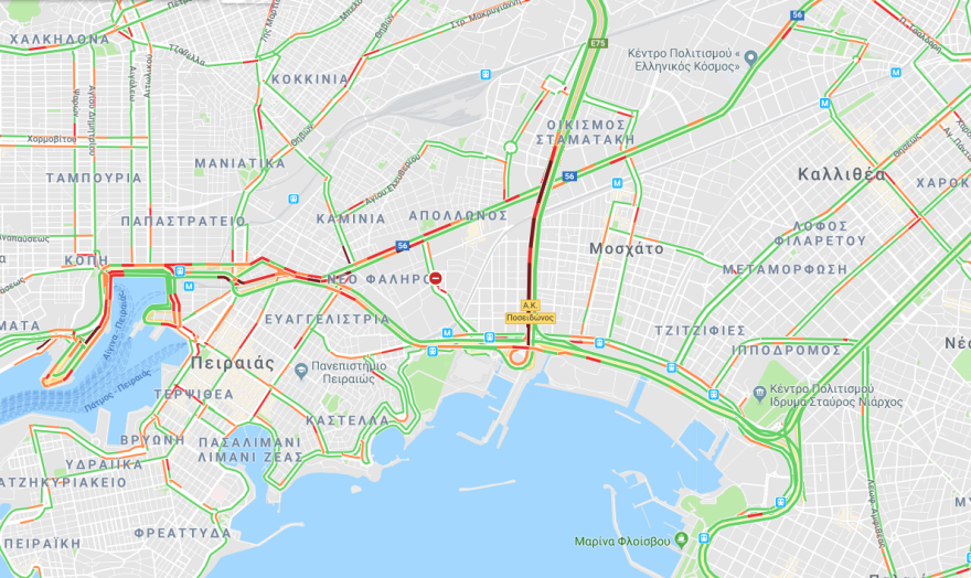 Απίστευτη κίνηση στο λιμάνι του Πειραιά - Δείτε LIVE πού έχει μποτιλιάρισμα 