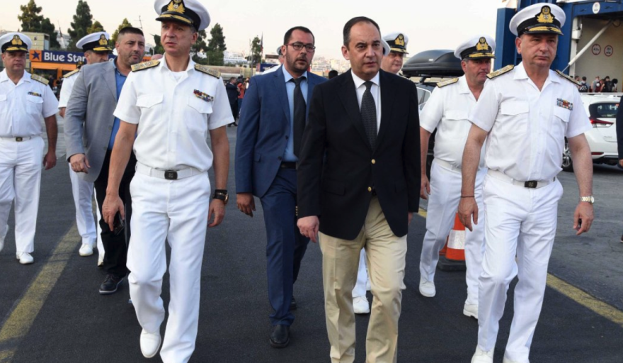 Απίστευτη κίνηση στο λιμάνι του Πειραιά - Δείτε LIVE πού έχει μποτιλιάρισμα 