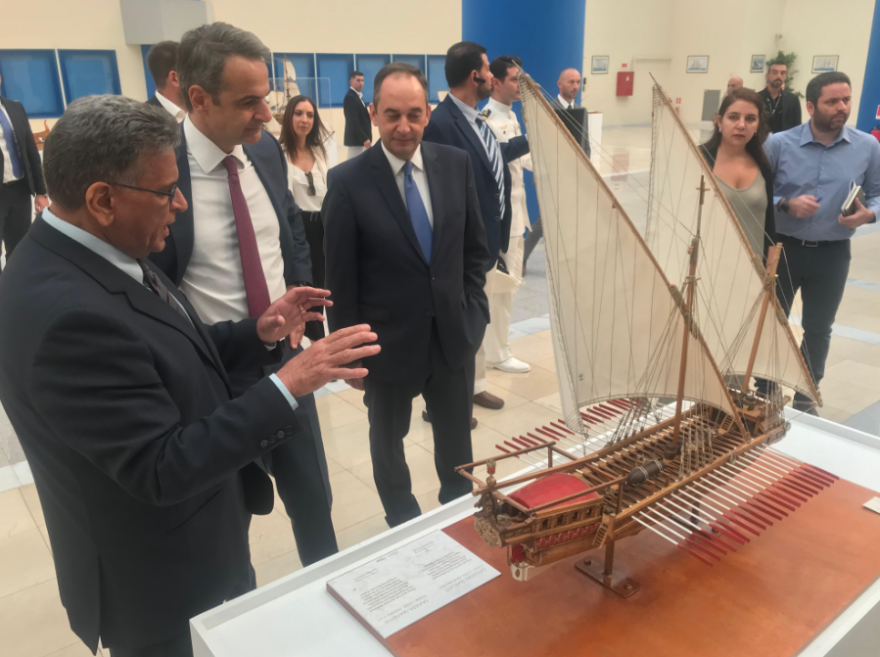 Κυριάκος Μητσοτάκης: Η επίσκεψη στο υπουργείο Ναυτιλίας και η γραβάτα με τις άγκυρες 