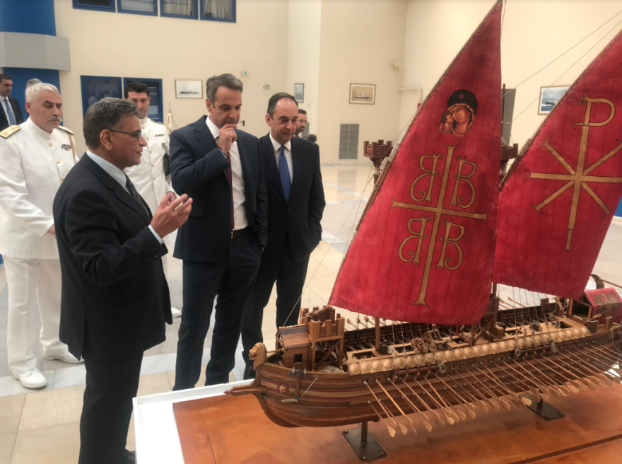 Κυριάκος Μητσοτάκης: Η επίσκεψη στο υπουργείο Ναυτιλίας και η γραβάτα με τις άγκυρες 