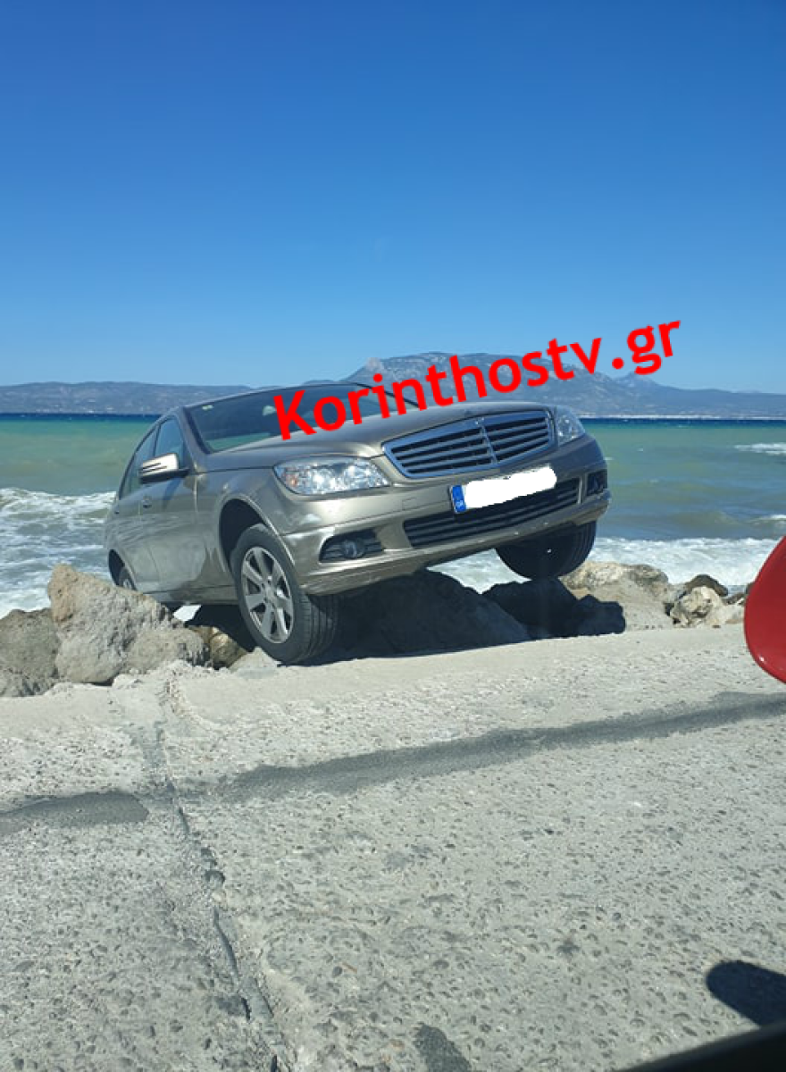 Φωτογραφίες: Αντί για «πρώτη» έβαλε όπισθεν - ΙΧ... βρέθηκε μια ανάσα από τη θάλασσα