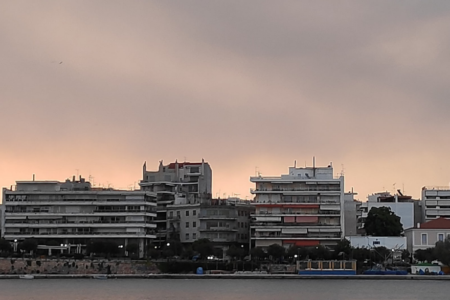 Μεγάλη φωτιά στην Εύβοια: Ζητήθηκε εκκένωση χωριού - O καπνός έφτασε μέχρι την Αττική