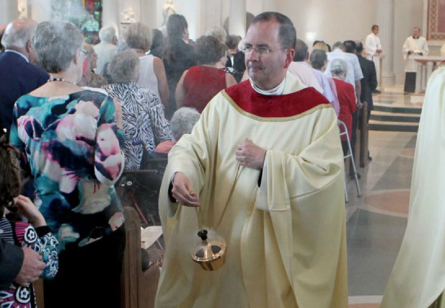 Καθολικός ιερέας έκλεψε 100.000 δολάρια από εράνους για να πληρώσει gay που γνώριζε στο διαδίκτυο