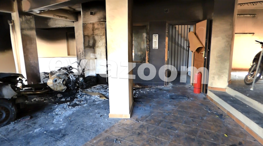 Χαλκίδα: Φωτιά σε πολυκατοικία - Στις φλόγες πιλοτή, μηχανές και αυτοκίνητο