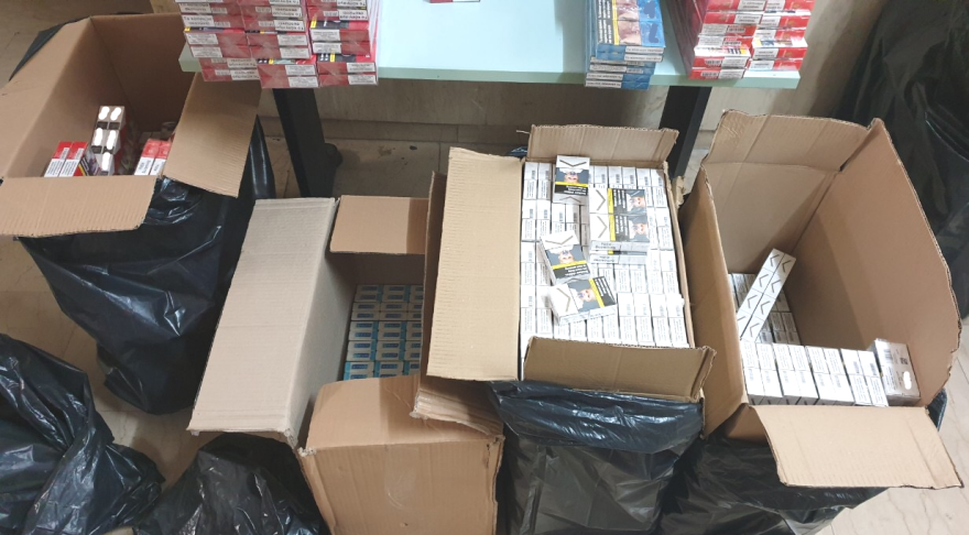 Επιχείρηση της ΕΛΑΣ για πρώτη φορά στο προαύλιο της ΑΣΟΕΕ:  Τρεις συλλήψεις για λαθραία τσιγάρα