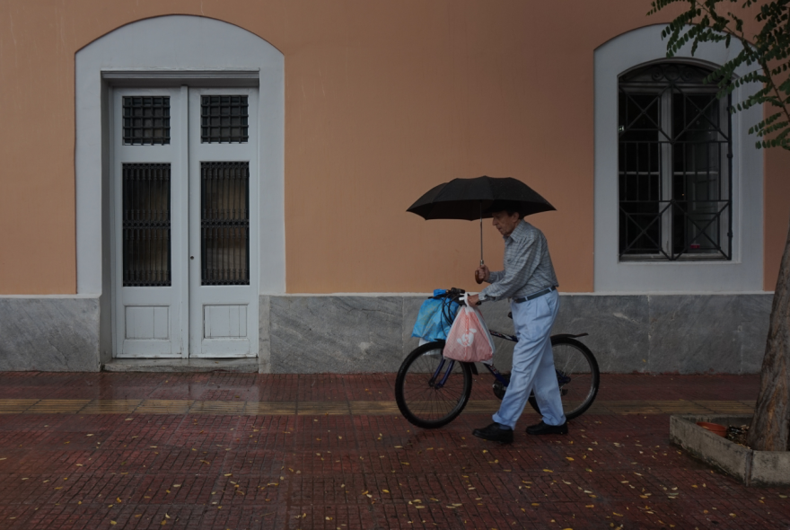 Καιρός: Βρέχει τώρα στην Αθήνα - Κίνηση στους δρόμους 