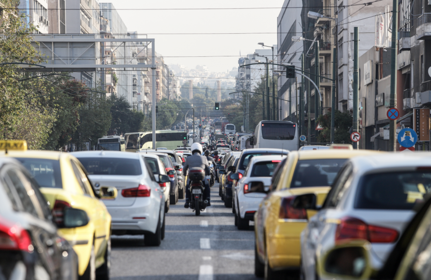 Στο «κόκκινο» η κίνηση: Ποιοι δρόμοι είναι μποτιλιαρισμένοι - Νέα στάση εργασίας σε Μετρό, Ηλεκτρικό, Τραμ