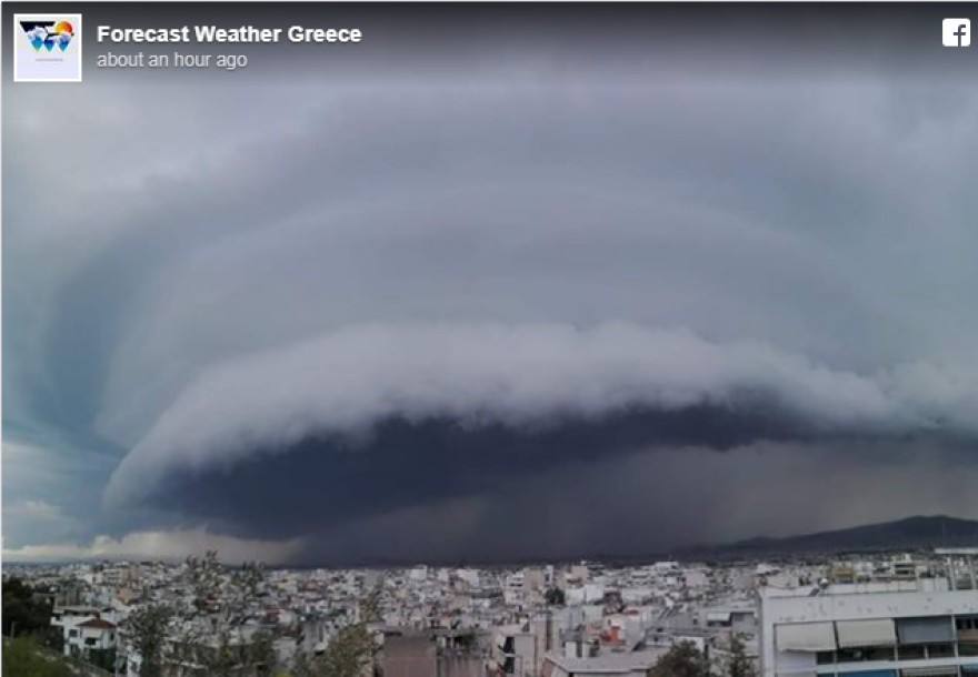 Καιρός-Εντυπωσιακές εικόνες: Tι είναι το shelf cloud που «κατάπιε» την Αττική πριν την καταιγίδα