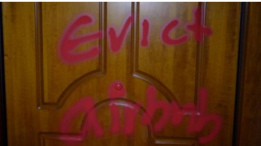 Airbnb - Εξάρχεια: Γιατί οι εξαγριωμένοι αναρχικοί τα βάζουν με τους τουρίστες 